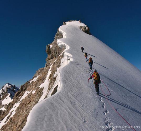 梦见在爬雪山 梦见自己爬悬崖峭壁是什么意思